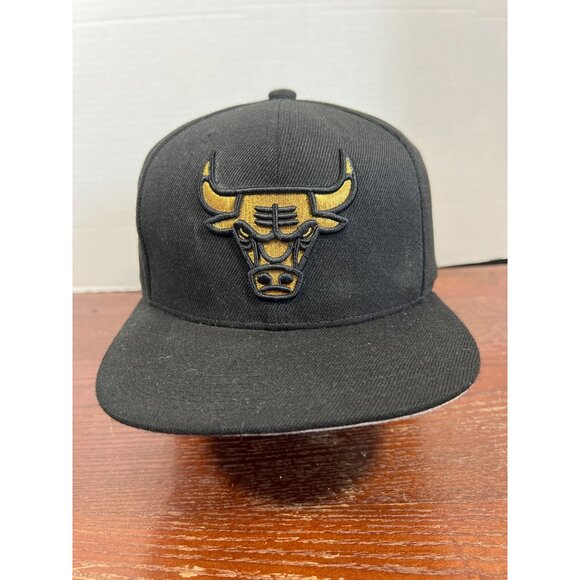 Vintage Mitchell & Ness Chicago Bulls Gold Logo Black Snapback Hat D4 - Picture 1 of 5